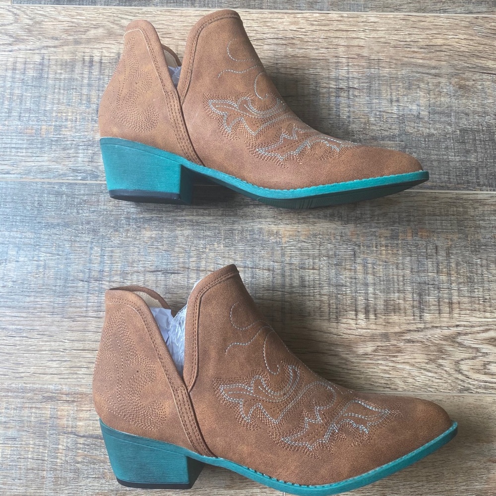BRAND NEW BOOTIES - NEVER WORN